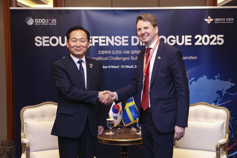 이두희 국방부차관은 9일 서울 롯데호텔에서 제14회 서울안보대화(SDD) 참석을 위해 방한 중인 요한 베르그렌 스웨덴 국방부 민방위차관과 회담에 앞서 기념 촬영을 하고 있다. 국방부 제공