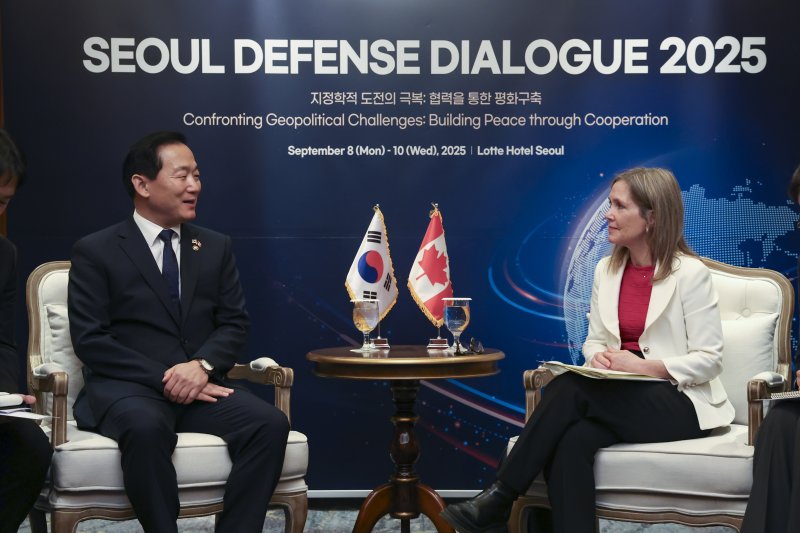 이두희 국방부 차관이 지난 9월 9일 서울 중구 롯데호텔에서 서울안보대화(SDD)를 계기로 스테파니 벡 캐나다 국방차관을 만나 양자회담을 하고 있다. 국방부 제공
