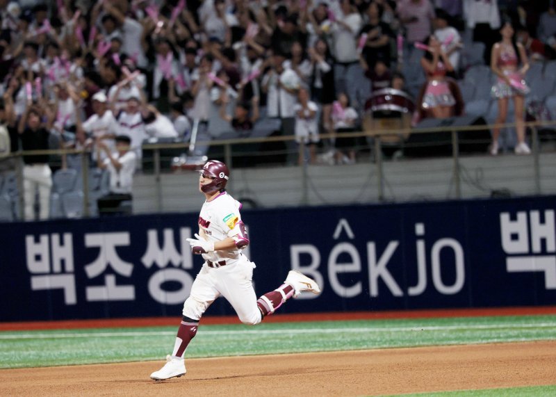 [서울=뉴시스] 김진아 기자 = 9일 서울 구로구 고척스카이돔에서 열린 2025 KBO리그 LG 트윈스와 키움 히어로즈의 경기, 4회말 1사 1,3루 키움 임지열이 역전 3점 홈런을 친 뒤 그라운드를 돌고 있다. 2025.09.09. bluesoda@newsis.com
