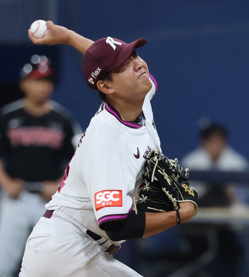 9일 오후 서울 구로구 고척스카이돔에서 열린 프로야구 '2025 신한 SOL뱅크 KBO 리그' LG 트윈스와 키움 히어로즈의 경기, 7회초 선발 알칸타라의 뒤를 이어 구원 등판한 키움 박정훈이 역투하고 있다.뉴스1