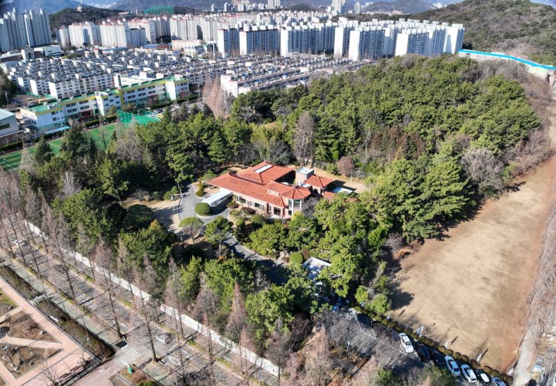 [창원=뉴시스]경남 창원특례시 성산구 용호동에 있는 경남도민의 집과 옛 도지사 관사 전경.(사진=경남도 제공) 2025.09.09. photo@newsis.com