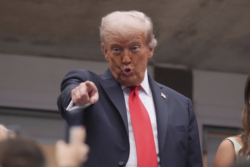 도널드 트럼프 미국 대통령이 지난 7일(현지 시간) 뉴욕에서 열린 US오픈 테니스대회에 참석해 손짓을 하고 있다. AP뉴시스