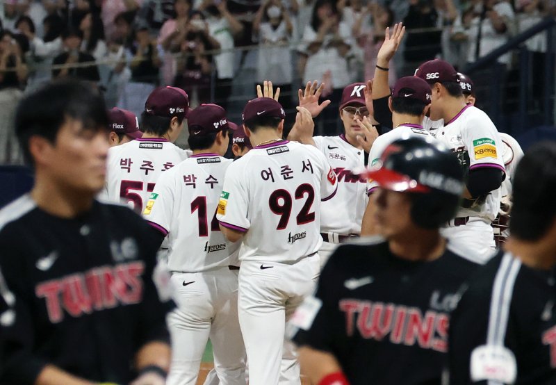 9일 오후 서울 구로구 고척스카이돔에서 열린 프로야구 '2025 신한 SOL뱅크 KBO 리그' LG 트윈스와 키움 히어로즈의 경기에서 11-2 대승을 거둔 키움 선수들이 마운드에 모여 하이파이브를 나누고 있다. 2025.9.9/뉴스1 ⓒ News1 오대일 기자