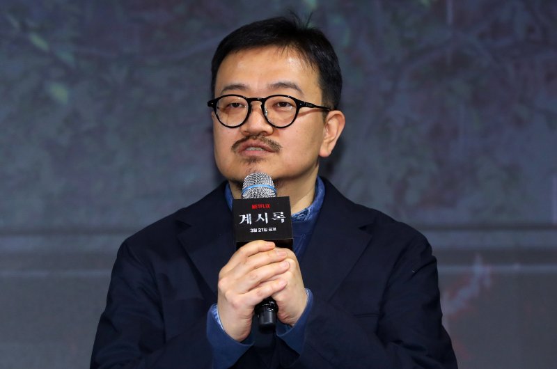 [서울=뉴시스] 김혜진 기자 = 연상호 감독이 18일 오전 서울 마포구 호텔 나루에서 열린 넷플릭스 영화 '계시록' 제작보고회에서 인사말을 하고 있다.'계시록'은 실종 사건의 범인을 단죄하는 것이 신의 계시라 믿는 목사와, 죽은 동생의 환영에 시달리는 실종 사건 담당 형사가 각자의 믿음을 쫓으며 벌어지는 이야기다. 21일 공개. 2025.03.18. jini@newsis.com