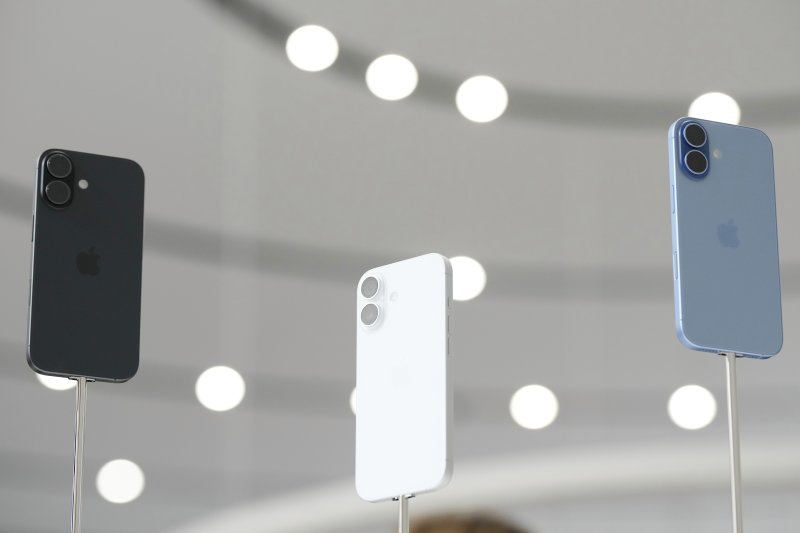 9일(현지시간) 캘리포니아 쿠퍼티노의 애플 파크에서 열린 신제품 발표 행사에서 아이폰 17이 전시되고 있다. /사진=AP뉴시스