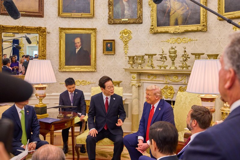 [워싱턴=뉴시스] 고범준 기자 = 이재명 대통령이 25일(현지 시간) 미국 워싱턴DC 백악관에서 도널드 트럼프 미국 대통령과 한미 정상회담을 하고 있다. (공동취재) 2025.08.26. bjko@newsis.com