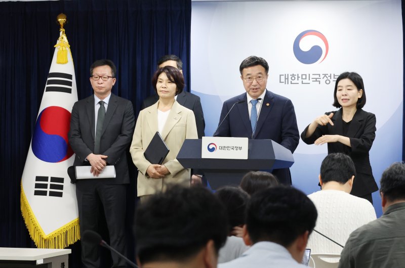 [서울=뉴시스] 김명원 기자 = 윤호중 행정안전부 장관이 7일 서울 종로구 정부서울청사에서 정부조직 개편방안 등 고위당정협의회 결과 브리핑을 하고 있다. 2025.09.07. kmx1105@newsis.com