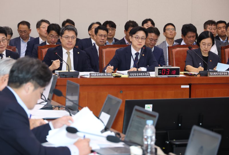 [서울=뉴시스] 고승민 기자 = 김정관 산업통상자원부 장관이 8일 서울 여의도 국회에서 열린 산업통상자원중소벤처기업위원회 전체회의에서 의원 질의에 답하고 있다. 2025.09.08. kkssmm99@newsis.com