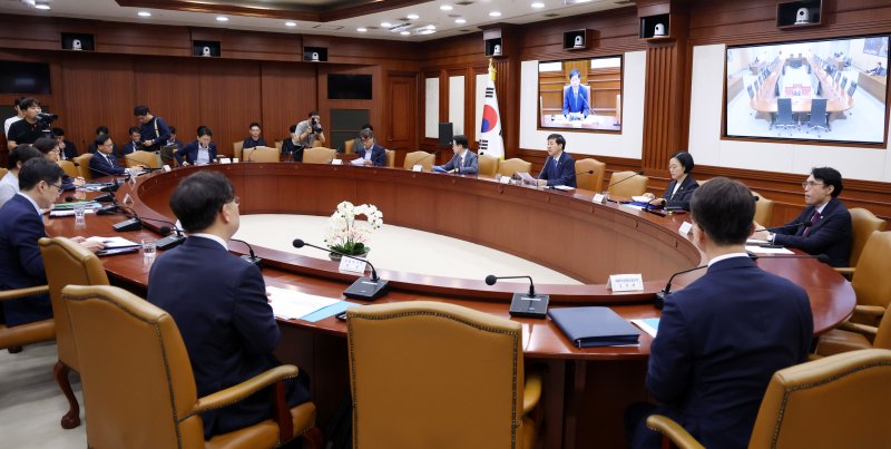 [서울=뉴시스] 추상철 기자 = 구윤철 경제부총리 겸 기획재정부 장관이 3일 오전 서울 종로구 정부서울청사에서 열린 '경제관계장관회의 겸 산업경쟁력강화관계장관회의'에서 발언하고 있다. 2025.09.03. scchoo@newsis.com
