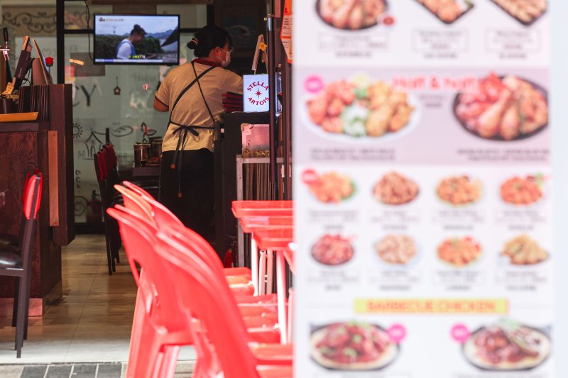 [서울=뉴시스] 권창회 기자 =27일 서울 중구 명동 거리 내 한 매장에서 자영업자들이 손님맞이 준비를 하고 있다. 2025.06.27. kch0523@newsis.com