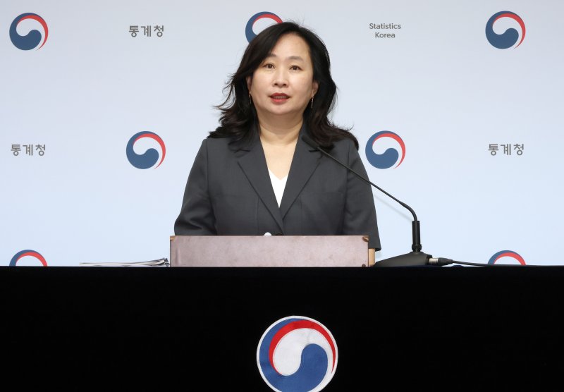 [세종=뉴시스] 강종민 기자 = 공미숙 통계청 사회통계국장이 13일 세종시 정부세종청사에서 2025년 7월 고용동향을 발표하고 있다. 지난달 취업자 수는 2902만9000명으로 지난해 같은 기간보다 17만1000명(0.6%) 증가한 것으로 나타났다. 2025.08.13. ppkjm@newsis.com