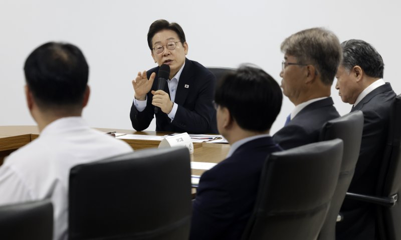 [시흥=뉴시스] 최동준 기자 = 이재명 대통령이 25일 경기 시흥시 SPC삼립 시화공장에서 열린 산업재해 근절 현장 노사간담회에서 SPC 임원들에게 사고경위와 근로자 노동 환경 등에 대해 질문하고 있다. 2025.07.25. photocdj@newsis.com