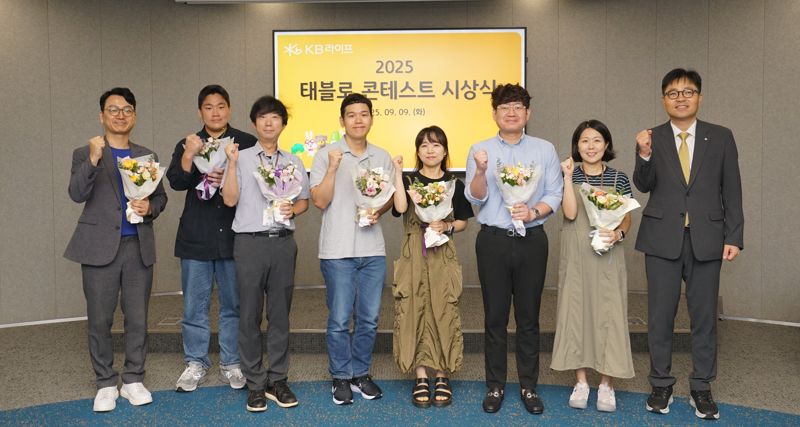 조경희 바카라사이트 유니벳바카라사이트 유니벳 CPC부문장(오른쪽 첫번째)이 지난 9일 서울 강남구 바카라사이트 유니벳바카라사이트 유니벳타워에서 열린 '2025 KB바카라사이트 유니벳 태블로(Tableau) 콘테스트'에 참석해 수상자들과 함께 기념사진을 촬영하고 있다. KB바카라사이트 유니벳 제공