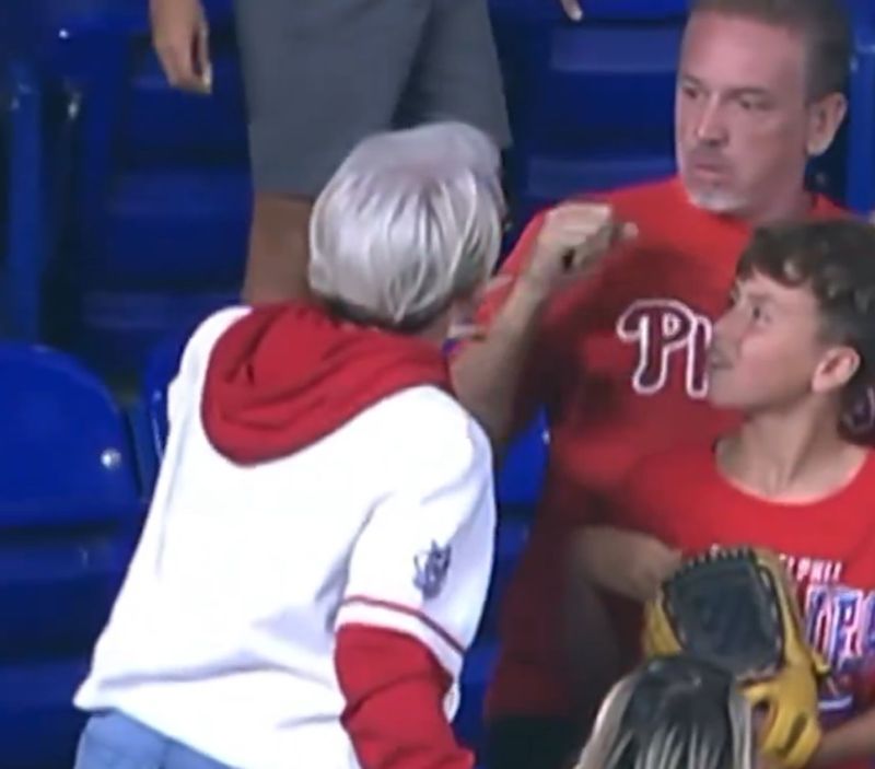 아버지에게 '당신이 홈런볼을 뺏어갔다'며 항의하는 중년 여성. 이 모습은 전광판에 생중계 됐다.