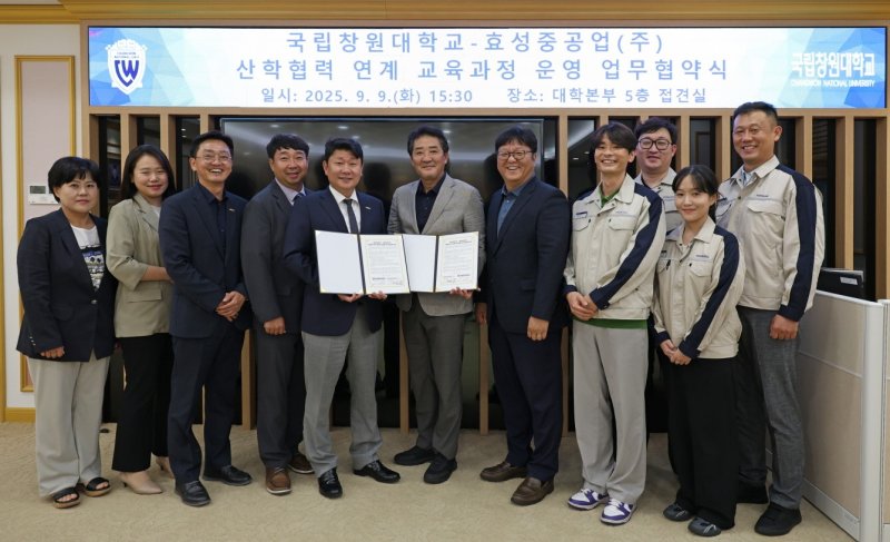 [창원=뉴시스]지난 9일 오후 토토 사이트 바카라 대학본부에서 박민원(왼쪽) 총장이 효성중공업 장재성 창원공장장과 산학협력 연계 토토 사이트 바카라과정 '효성중공업 Insight Academy' 운영 업무협약을 체결한 후 관계자들과 기념촬영하고 있다.(사진=국립창원대 제공) 2025.09.10. photo@newsis.com