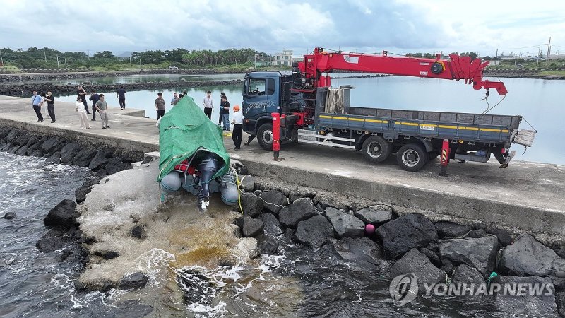 제주 해안서 발견된 정체불명의 보트 (출처=연합뉴스)