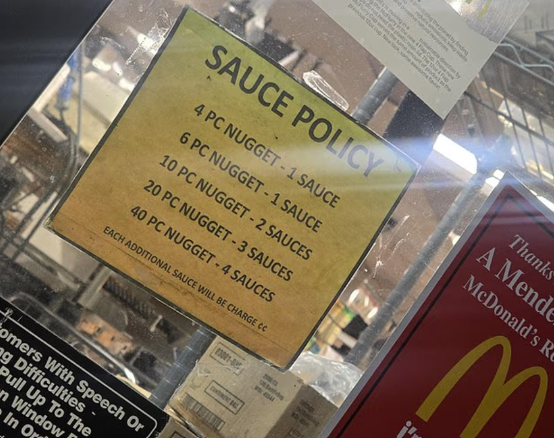 맥도날드의 슈링크플레이션 의혹을 제기하며 레딧에 올라온 '소스' 제공 안내판. /사진=레딧, 데일리메일 캡처