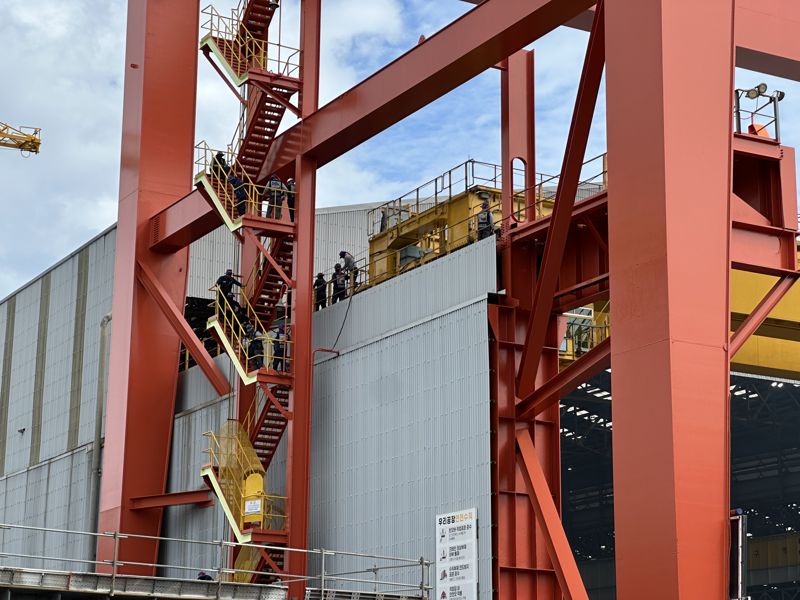 HD현대중공업 노조원들이 10일 고공농성을 위해 높이 40m의 크레인에 올라가고 있다. 현대중공업 노동조합 제공