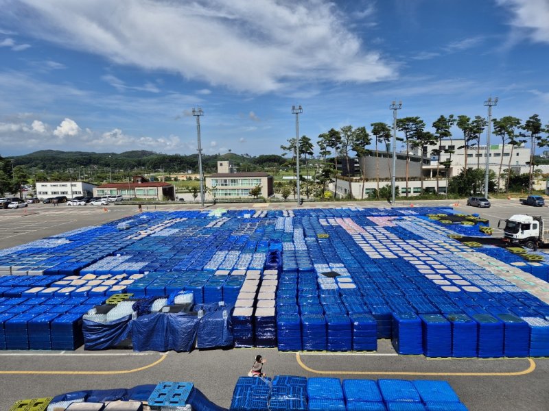 극심한 가뭄으로 재난사태가 선포된 강원 강릉을 돕기위해 전국 각지에서 보내온 생수가 강릉아레나 주차장에 가득 쌓여있다. 뉴스1