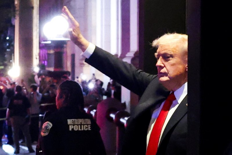 미국의 도널드 트럼프 대통령이 9일(현지시간) 미국 워싱턴DC 백악관 인근 식당을 떠나면서 시민들에게 인사하고 있다.로이터연합뉴스