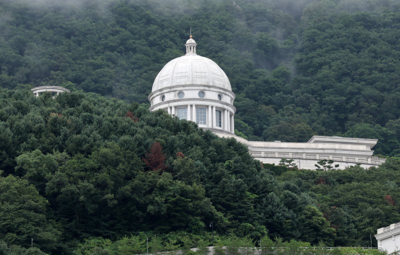 [가평=뉴시스] 배훈식 기자 = 김건희 여사 의혹을 수사하는 민중기 특별검사팀이 통일교 압수수색에 들어간 지난 7월 18일 오후 경기 가평군 통일교 천정궁박물관 모습. 2025.09.10. dahora83@newsis.com