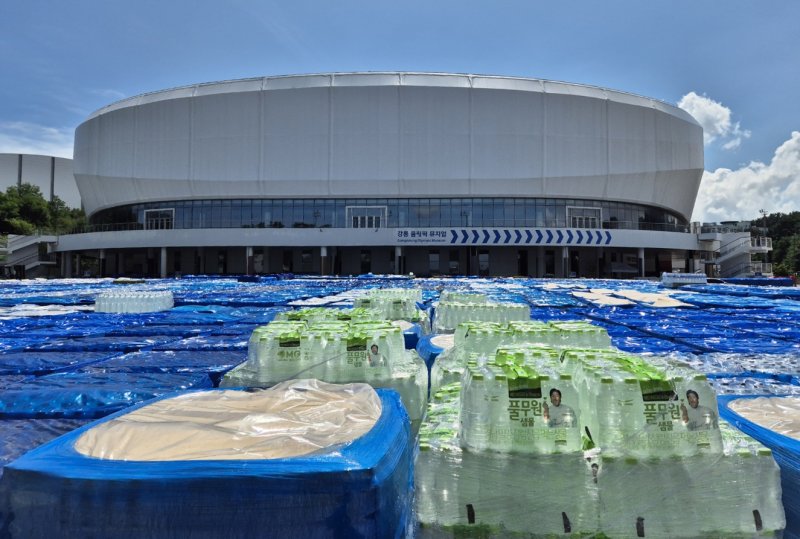 극심한 가뭄으로 재난사태가 선포된 강원 강릉을 돕기위해 전국 각지에서 보내온 생수가 지난 3일 강릉아레나 주차장에 가득 쌓여있다. (뉴스1 DB)ⓒ News1 윤왕근 기자