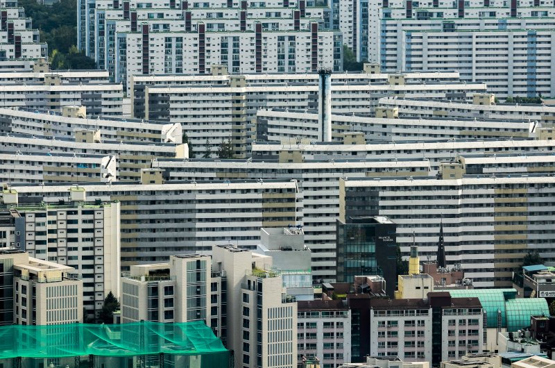 [서울=뉴시스] 정병혁 기자 = 서울시가 제9차 도시계획위원회 신속통합기획 정비사업 등 수권분과위원회에서 강남구 은마아파트 재건축 정비계획 결정 변경안을 수정 가결했다고 밝혔다. 이번 정비계획 변경 결정카지노사이트 바카라사이트 현재 14층 4424세대 단지가 최고 49층 5893세대(공공 주택 1090세대) 규모 단지로 탈바꿈한다. 사진은 9일 서울 강남구 은마아파트. 2025.09.09. jhope@newsis.com