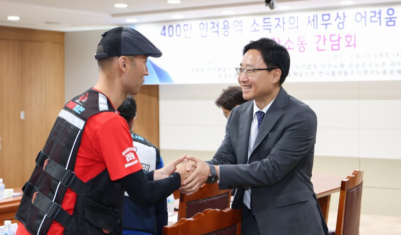임광현 국세청장이 10일 서울지방국세청에서 열린 인적용역 토토 사이트 바카라자 단체와의 간담회에서 참석자와 인사하고 있다(국세청 제공). 2025.9.10/뉴스1