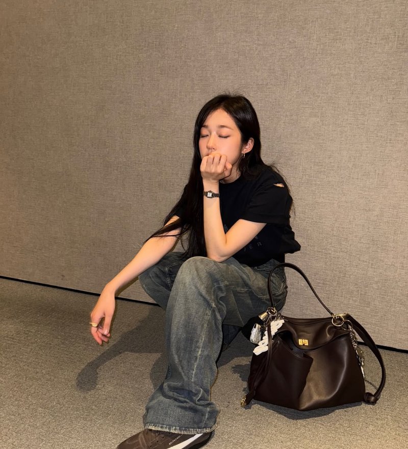 노윤서 반려견과 여유로운 산책…밤에도 미모 못 가려