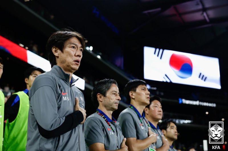 홍명보 감독이 10일 미국 테네시주 내슈빌 지오디스 파크에서 열린 멕시코와의 경기에서 애국가를 제창하고 있다. 뉴스1