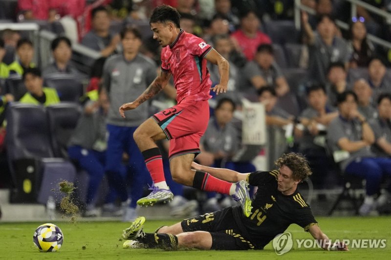 상대 마르셀 루이스와 볼 다투는 옌스 카스트로프 (출처=연합뉴스)