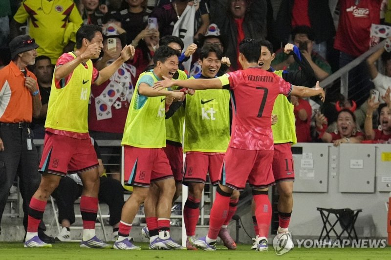 손흥민(7번)의 골에 기뻐하는 한국 선수들 (출처=연합뉴스)