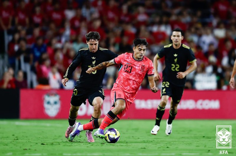 [서울=뉴시스] 축구대표팀 옌스 카스트로프가 10일(한국 시간) 미국 테네시주 내슈빌 지오디스 파크에서 열린 멕시코와의 평가전에서 드리블을 하고 있다. (사진=대한축구협회 제공) 2025.09.10. photo@newsis.com *재판매 및 DB 금지