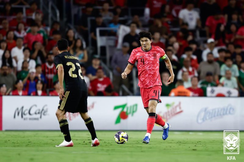 [서울=뉴시스] 축구대표팀 김민재가 10일(한국 시간) 미국 테네시주 내슈빌 지오디스 파크에서 열린 멕시코와의 평가전에서 드리블을 하고 있다. (사진=대한축구협회 제공) 2025.09.10. photo@newsis.com *재판매 및 DB 금지