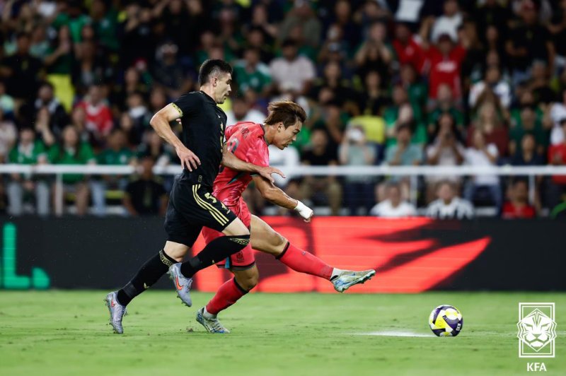 [서울=뉴시스] 축구대표팀 오현규가 10일(한국 시간) 미국 테네시주 내슈빌 지오디스 파크에서 열린 멕시코와의 평가전에서 슈팅을 하고 있다. (사진=대한축구협회 제공) 2025.09.10. photo@newsis.com *재판매 및 DB 금지
