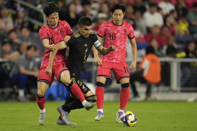 [내슈빌=AP/뉴시스] 김문환(왼쪽)이 9일(현지 시간) 미 테네시주 내슈빌의 지오디스 파크에서 열린 멕시코와의 친선 경기 중 공을 다투고 있다. 한국이 전반 22분 라울 히메네스에게 실점해 0-1로 뒤진 채 전반을 마쳤다. 2025.09.10.