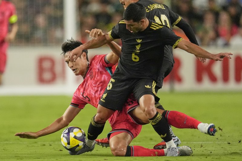 [내슈빌=AP/뉴시스] 박용우가 9일(현지 시간) 미 테네시주 내슈빌의 지오디스 파크에서 열린 멕시코와의 친선 경기 중 태클을 시도하고 있다. 한국이 전반 22분 라울 히메네스에게 실점해 0-1로 뒤진 채 전반을 마쳤다. 2025.09.10.