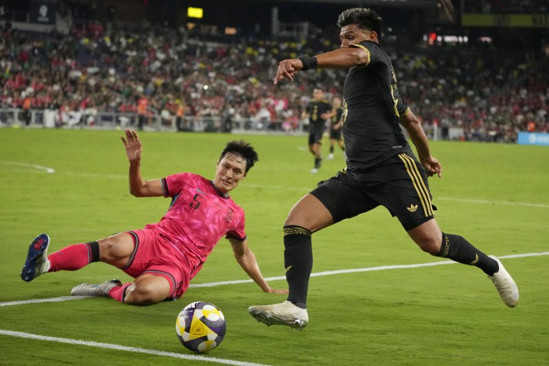 [내슈빌=AP/뉴시스] 박용우가 9일(현지 시간) 미 테네시주 내슈빌의 지오디스 파크에서 열린 멕시코와의 친선 경기 중 태클을 시도하고 있다. 0-1로 전반을 마친 한국은 후반 20분 손흥민의 동점 골, 30분 오현규의 역전 골로 앞서나갔으나 추가 시간 동점 골을 허용하면서 멕시코와 2-2 무승부를 기록했다. 2025.09.10.