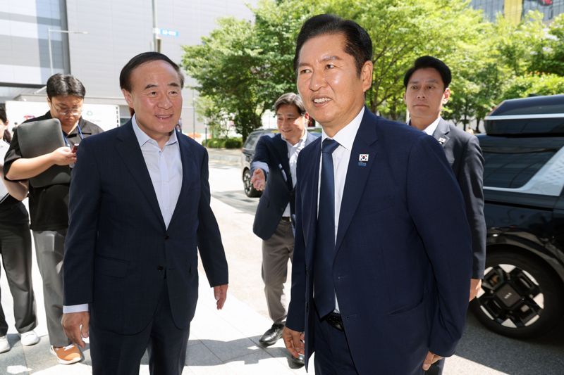 더불어민주당 정청래 당대표가 반도체산업 발전을 위한 현장 간담회를 위해 10일 오후 경기 평택 삼성전자 팽택캠퍼스를 방문해 전영현 삼성전자 DS 부문장(왼쪽)의 영접을 받고 있다. 사진=서동일 기자