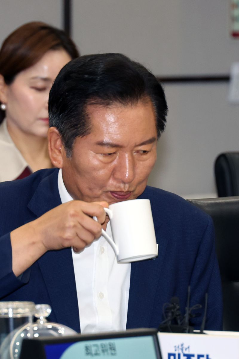 더불어민주당 정청래 당대표가 10일 오후 경기 평택 삼성전자 팽택캠퍼스에서 열린 반도체산업 발전을 위한 현장 간담회에서 물을 마시고 있다. 사진=서동일 기자