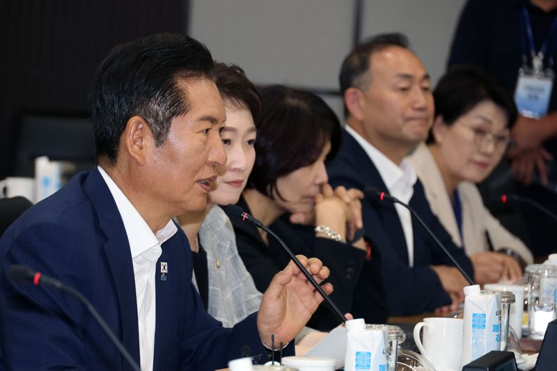 더불어민주당 정청래 당대표가 10일 오후 경기 평택 삼성전자 팽택캠퍼스에서 열린 반도체산업 발전을 위한 현장 간담회에서 인사말을 하고 있다. 사진=서동일 기자