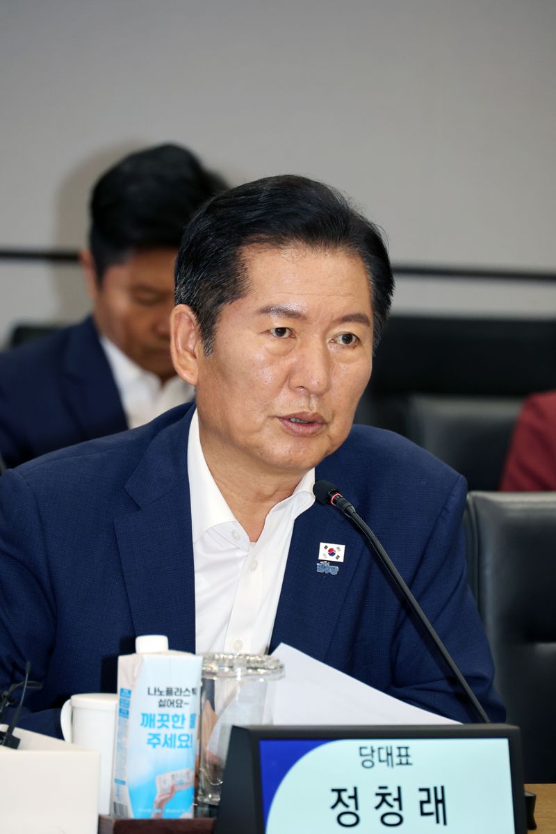 더불어민주당 정청래 당대표가 10일 오후 경기 평택 삼성전자 팽택캠퍼스에서 열린 반도체산업 발전을 위한 현장 간담회에서 인사말을 하고 있다. 사진=서동일 기자