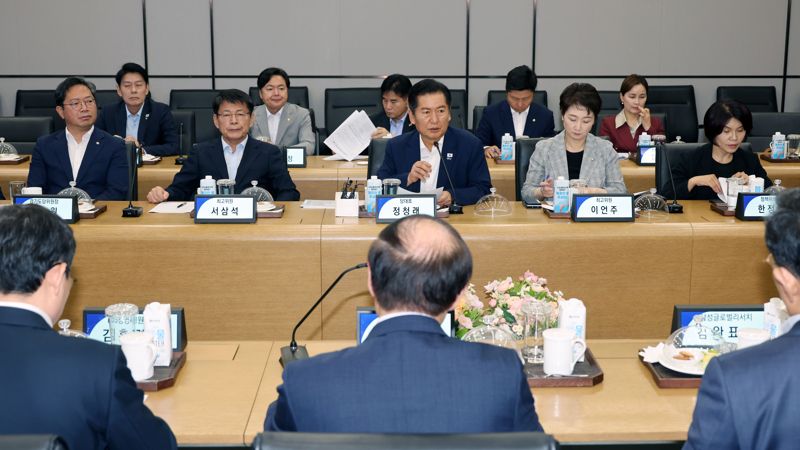 더불어민주당 정청래 당대표가 10일 오후 경기 평택 삼성전자 팽택캠퍼스에서 열린 반도체산업 발전을 위한 현장 간담회에서 인사말을 하고 있다. 사진=서동일 기자