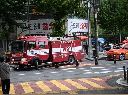 중앙분리대 파괴 후 진입하는 소방차 (출처=연합뉴스)