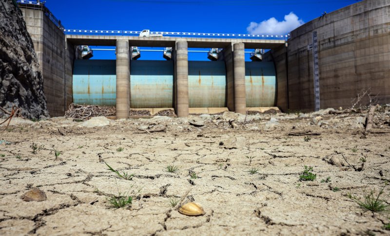 10일 오후 강원 강릉시 오봉저수지가 바짝 말라붙어 바닥을 드러내고 있다. 뉴스1