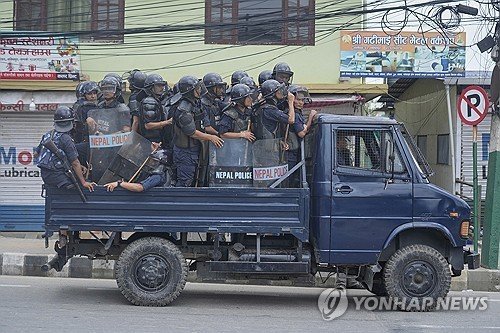 순찰하는 네팔 경찰관들 (출처=연합뉴스)