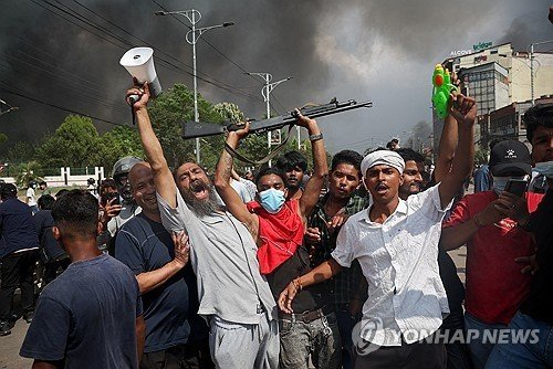 네팔 카트만두 시위대 (출처=연합뉴스)