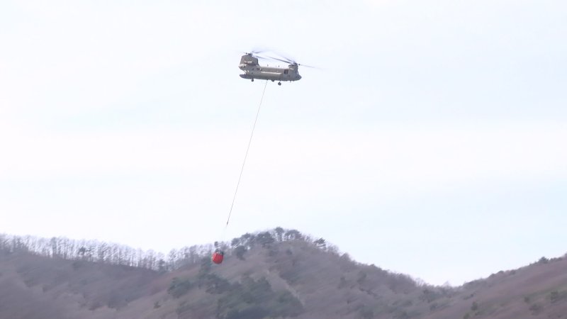 [산청=뉴시스]28일 경남 산청·하동 산불 진화에 투입된 주한미군 소속 헬기 시누크(CH-47)가 화재 2025 바카라사이트을 날아가고 있다.(사진=경남도 제공) 2025.03.28. photo@newsis.com