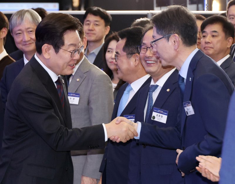 이재명 대통령과 김경수 지방시대위원회 위원장이 서울 마포구 프론트원에서 열린 국민성장펀드 보고대회에서 악수를 하고 있다. 대통령실통신사진기자단