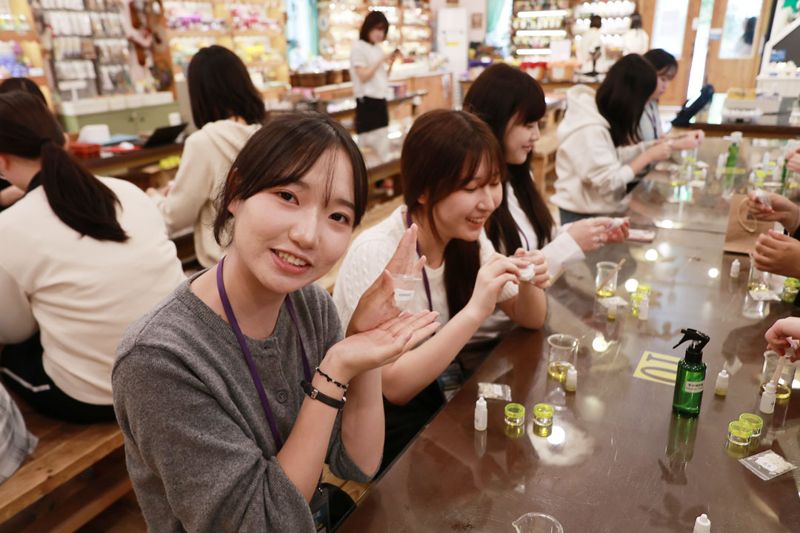 매향여자정보고 학생들이 지난 9일 경기 포천시 허브아일랜드에서 허브 체험활동을 하고 있다. 한국여성경제인협회 제공